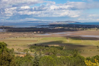 Bagnas Doğa Koruma Alanı 'nın manzarası ve Mont Saint-Clair, Agde' deki Mont Saint-Loup 'tan bulutlu bir günde