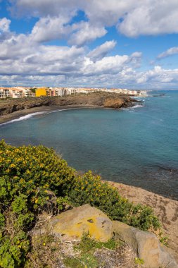 Bazalt kayalıklarda Grande-Conque plajı Bulutlu bir günde Kaptan d 'Agde