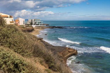 Akdeniz ve Cap d 'Agde kayalıkları volkanik kayalıklardan karakteristik renklere sahip.
