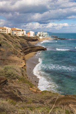 Akdeniz ve Cap d 'Agde kayalıkları volkanik kayalıklardan karakteristik renklere sahip.