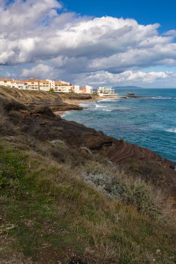 Akdeniz ve Cap d 'Agde kayalıkları volkanik kayalıklardan karakteristik renklere sahip.