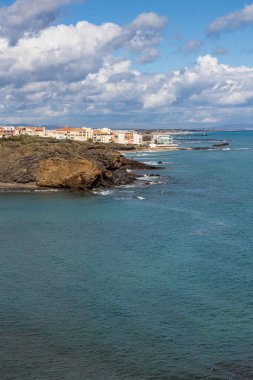 Akdeniz ve Cap d 'Agde kayalıkları volkanik kayalıklardan karakteristik renklere sahip.