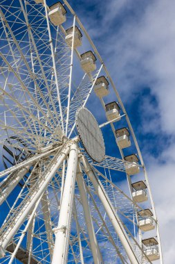 Kaptan d 'Agde' deki Quai Jean Miquel 'de dönme dolap.