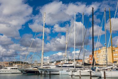 Kaptan d 'Agde marinasında yelkenliler ve yatlar
