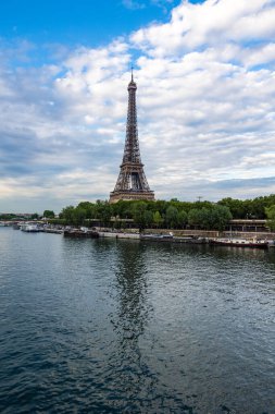 Bir-Hakeim Köprüsü 'nden Eyfel Kulesi
