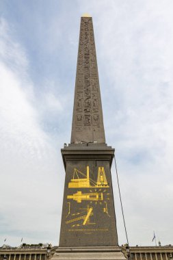 Paris 'teki Place de la Concorde' un ortasında Luxor 'lu Obelisk