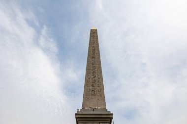 Paris 'teki Place de la Concorde' un ortasında Luxor 'lu Obelisk