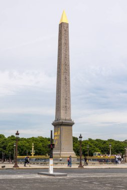 Paris 'teki Place de la Concorde' un ortasında Luxor 'lu Obelisk
