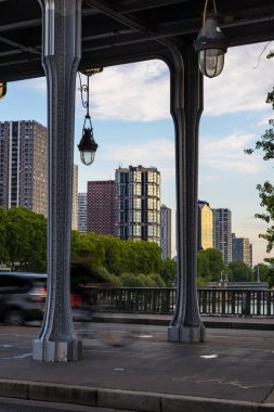 Bir-Hakeim Köprüsü 'nden gün batımında Beaugrenelle bölgesindeki Front de Seine' deki apartman binaları.