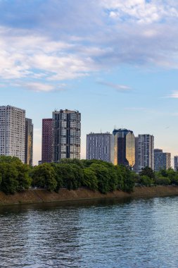 Bir-Hakeim Köprüsü 'nden gün batımında Beaugrenelle bölgesindeki Front de Seine' deki apartman binaları.