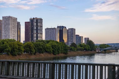 Bir-Hakeim Köprüsü 'nden gün batımında Beaugrenelle bölgesindeki Front de Seine' deki apartman binaları.
