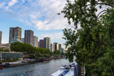 Bir-Hakeim Köprüsü 'nden gün batımında Beaugrenelle bölgesindeki Front de Seine' deki apartman binaları.