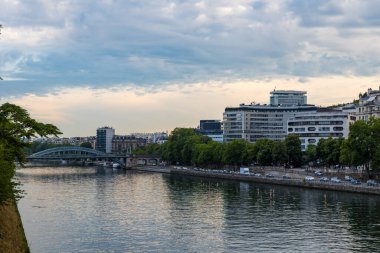 Gün batımında Bir Hakeim Köprüsü 'nden Auteuil bölgesindeki Seine kıyılarının görüntüsü