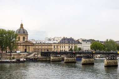 Bulutlu bir günde Paris 'teki Pont des Arts' a bakın.