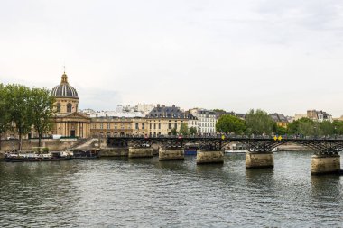 Bulutlu bir günde Paris 'teki Pont des Arts' a bakın.
