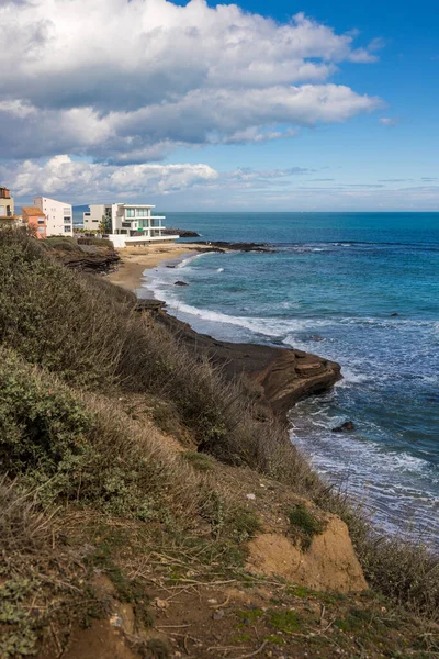 Akdeniz ve Cap d 'Agde kayalıkları volkanik kayalıklardan karakteristik renklere sahip.