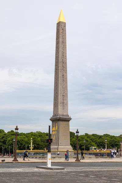 Paris 'teki Place de la Concorde' un ortasında Luxor 'lu Obelisk