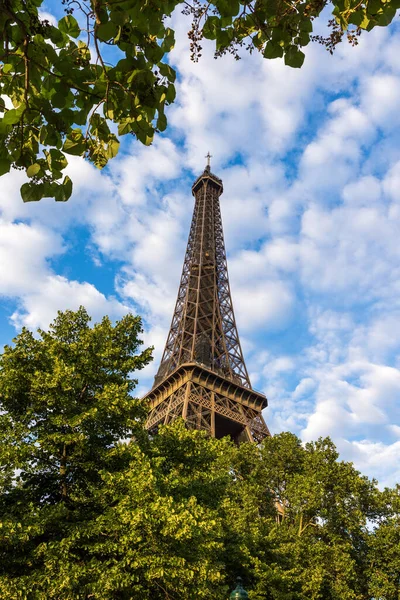 Parte Superior Torre Eiffel Frente Cielo Parcialmente Nublado — Foto de Stock