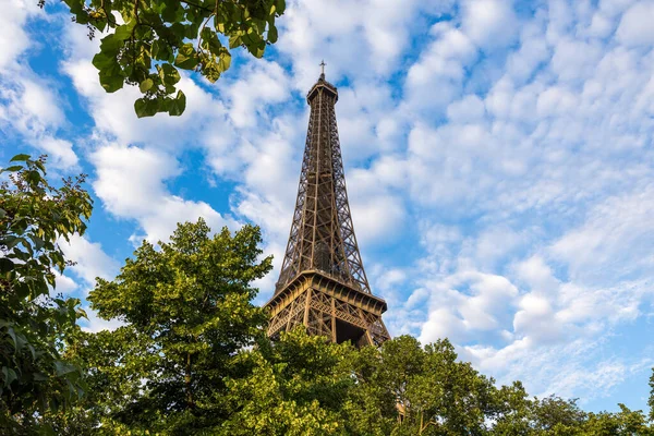 Parte Superior Torre Eiffel Frente Cielo Parcialmente Nublado — Foto de Stock