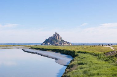 Kuzen Nehri 'nin ağzından Mont Saint-Michel' e bakın.