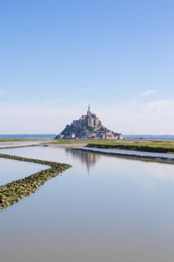 Kuzen Nehri 'nin ağzından Mont Saint-Michel' e bakın.