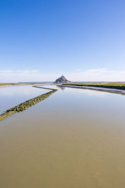 Kuzen Nehri 'nin ağzından Mont Saint-Michel' e bakın.