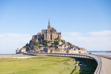 Köprüden Mont Saint-Michel 'e bakın.