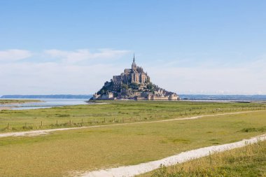 Çayırın üstündeki Mont Saint-Michel manzarası