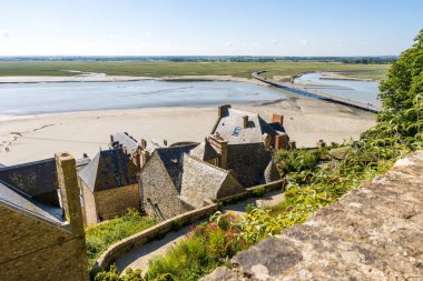 Mont Saint-Michel 'den köprüye ve Couesnon Nehri' nin ağzına bakın.