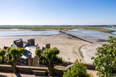 Mont Saint-Michel 'den köprüye ve Couesnon Nehri' nin ağzına bakın.