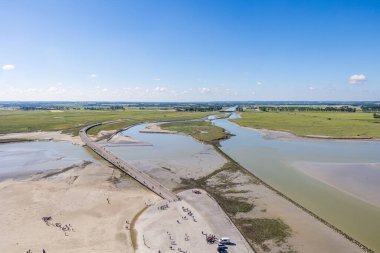 Mont Saint-Michel 'den köprüye ve Couesnon Nehri' nin ağzına bakın.