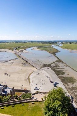 Mont Saint-Michel 'den köprüye ve Couesnon Nehri' nin ağzına bakın.