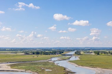 Mont Saint-Michel 'den köprüye ve Couesnon Nehri' nin ağzına bakın.