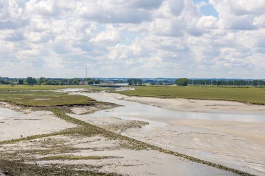 Mont Saint-Michel 'den köprüye ve Couesnon Nehri' nin ağzına bakın.