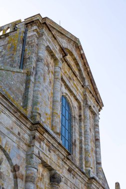 Aşağıdan Mont Saint-Michel Manastırı 'nı ve başmelek Saint-Michel' in tepesindeki çan kulesini izleyin.