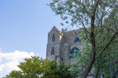 Aşağıdan Mont Saint-Michel Manastırı 'nı ve başmelek Saint-Michel' in tepesindeki çan kulesini izleyin.