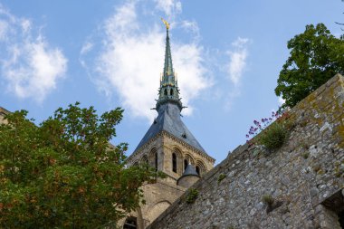 Aşağıdan Mont Saint-Michel Manastırı 'nı ve başmelek Saint-Michel' in tepesindeki çan kulesini izleyin.