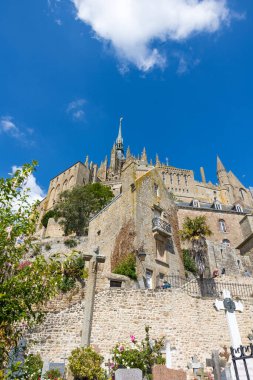 Aşağıdan Mont Saint-Michel Manastırı 'nı ve başmelek Saint-Michel' in tepesindeki çan kulesini izleyin.