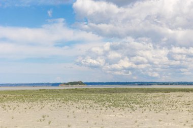 Mont Saint-Michel körfezindeki Tombelaine adası sular çekildiğinde