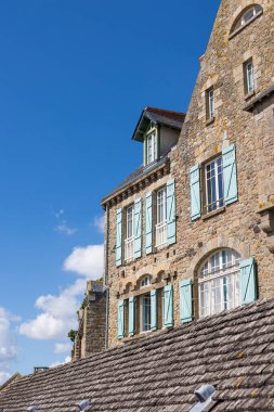 Mont Saint-Michel 'de bir evin granit cephesi