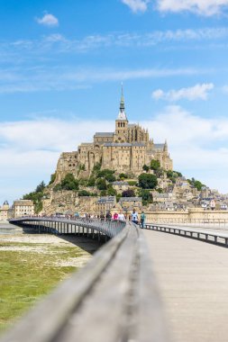 Mont Saint-Michel 'in körfezdeki yaya köprüsünden görünüşü