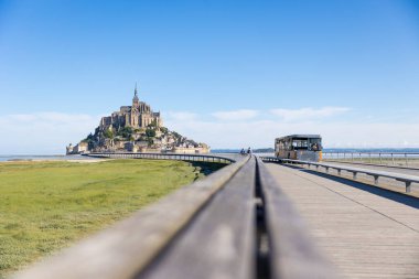 Mont Saint-Michel 'in önündeki köprüde mekik.