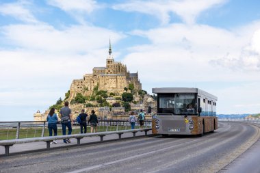 Mont Saint-Michel 'in önündeki köprüde mekik.