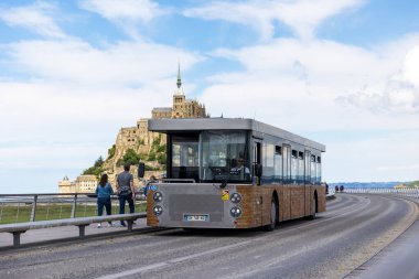 Mont Saint-Michel 'in önündeki köprüde mekik.