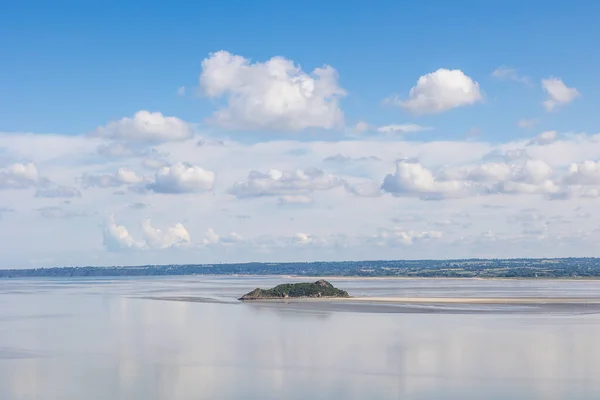 Mont Saint-Michel körfezindeki Tombelaine adası sular çekildiğinde