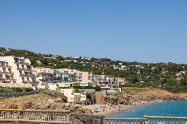 Sete 'deki Crique de l' Anau 'nun kenarındaki binalar.