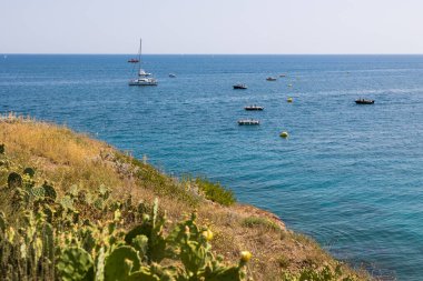 Sete 'deki Crique de l' Anau yakınlarındaki eğlence tekneleri.