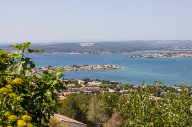 Güneşli bir yaz gününde Sete 'deki Mont Saint-Clair' den Thau Gölü 'ne bakın.
