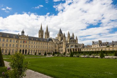 Abbaye-aux-Hommes ve Caen Belediye Binası Kordon Jean-Marie Louvel manzaralı
