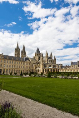 Abbaye-aux-Hommes ve Caen Belediye Binası Kordon Jean-Marie Louvel manzaralı